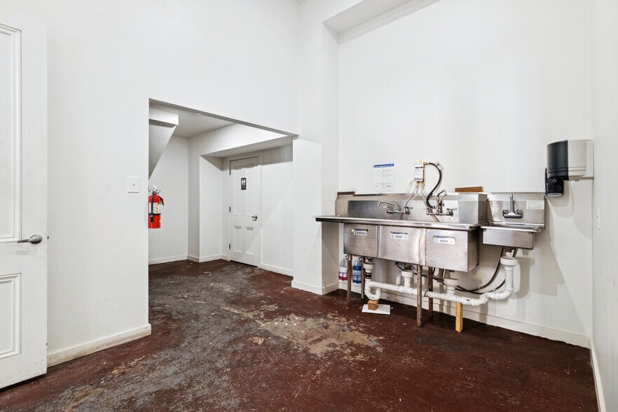 More Photos Of 2372 Constance St, New Orleans Convenience Store For Lease