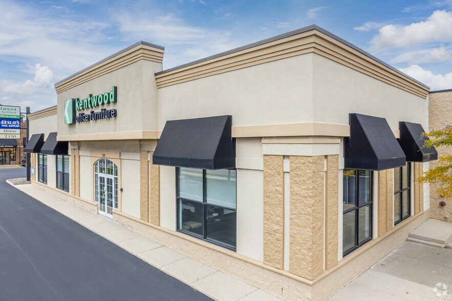 More Photos Of 310-330 W Roosevelt Rd, Lombard General Retail For Lease