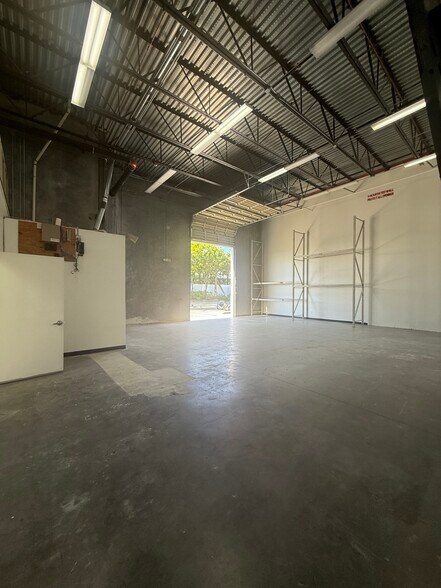 More Photos Of 342 Pike Rd, West Palm Beach Warehouse For Lease