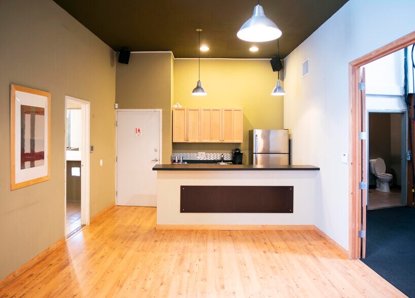 More Photos Of 8950-8956 Ellis Ave, Los Angeles Showroom For Lease