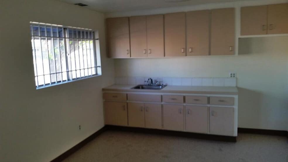 More Photos Of 445 E Menlo Ave, Hemet Warehouse For Lease