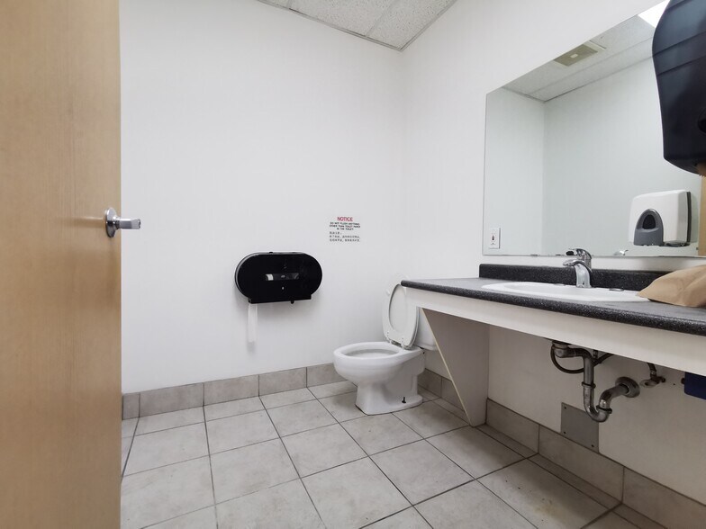 More Photos Of 3871 N Fraser Way, Burnaby Showroom For Lease