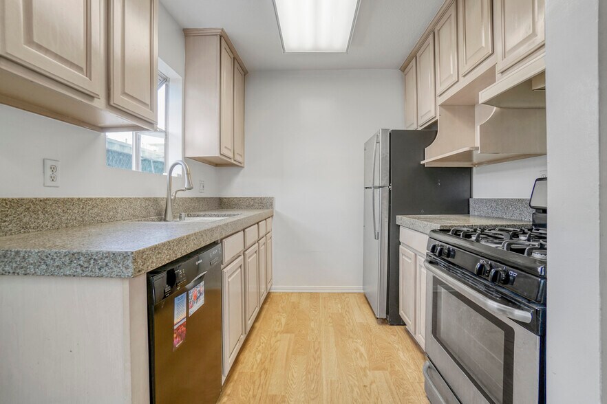 More Photos Of 16 38th Pl, Long Beach Apartments For Sale