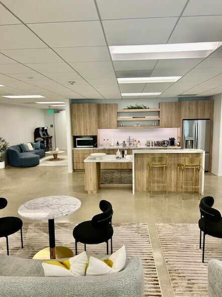 More Photos Of 1640 S Sepulveda Blvd, Los Angeles Office For Lease