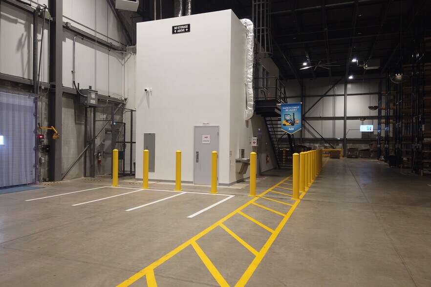 More Photos Of 1245 De L'aviation Av, Dieppe Manufacturing For Lease