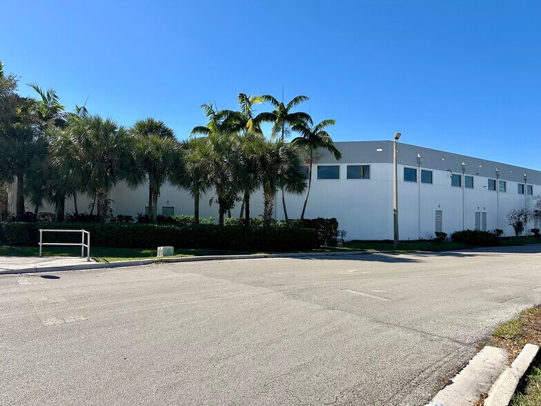 More Photos Of 3601 SW 30th Ave, Fort Lauderdale Warehouse For Lease