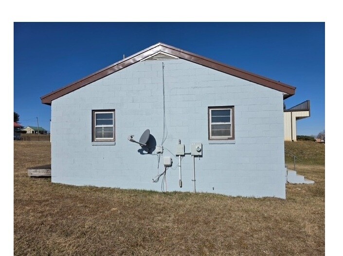 More Photos Of 422 Cleburne Blvd, Dublin Flex For Lease