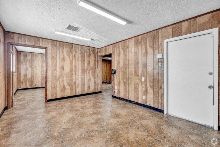 More Photos Of 8403 Bassett St, Houston Warehouse For Sale