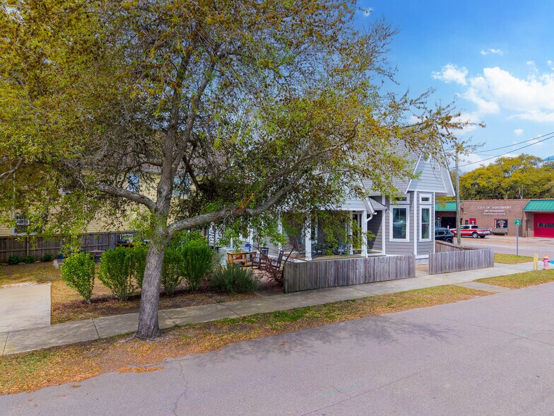 More Photos Of 119 N Davis St, Southport Hospitality For Sale