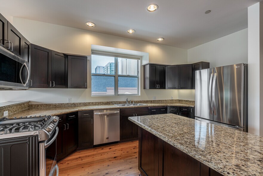 More Photos Of 448 W Market St, San Diego Office For Lease