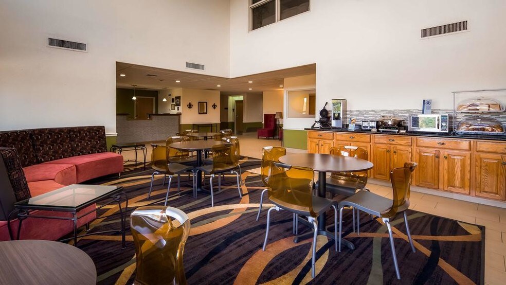 More Photos Of 1422 N Polk St, Rayne Hotel For Sale