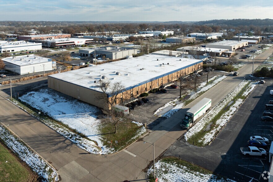 More Photos Of 1560-1590 Fenpark Dr, Fenton Distribution For Lease