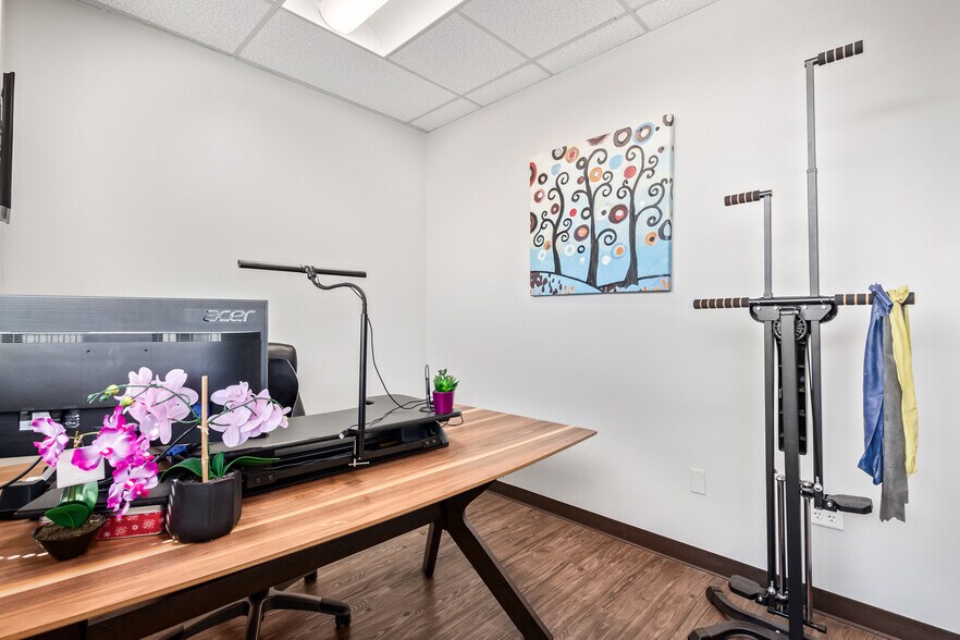 More Photos Of 15600 N Black Canyon Hwy, Phoenix Office For Sale