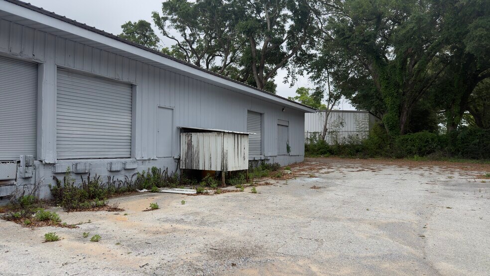 More Photos Of 2800 Delano St, Pensacola Warehouse For Lease
