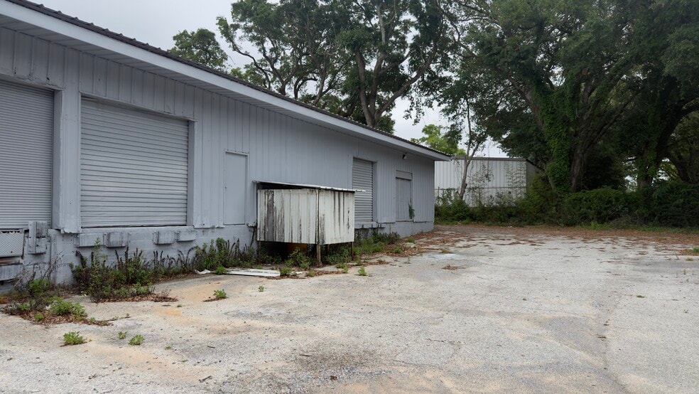 More Photos Of 2800 Delano St, Pensacola Warehouse For Lease