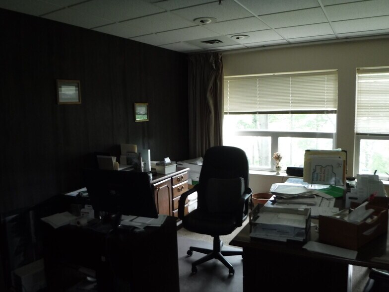 More Photos Of 4203 Curliss Ln, Batavia Office For Sale