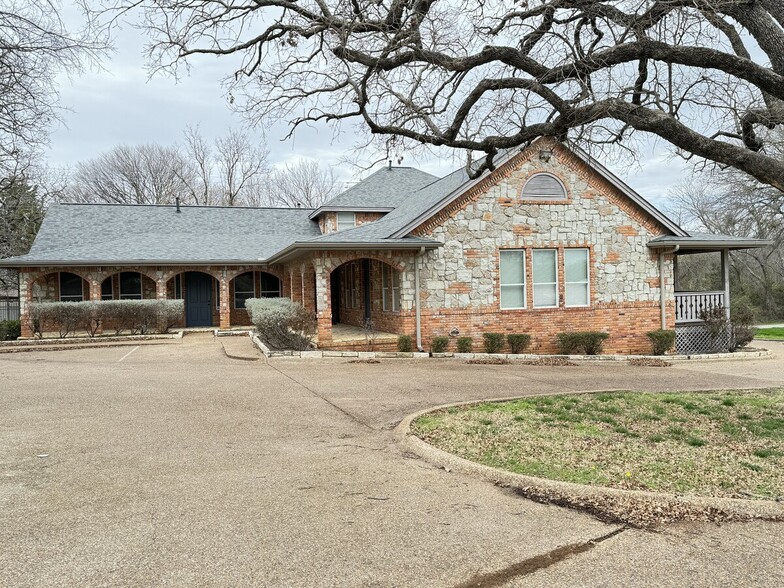 More Photos Of 703 Main St, Lake Dallas Showroom For Sale