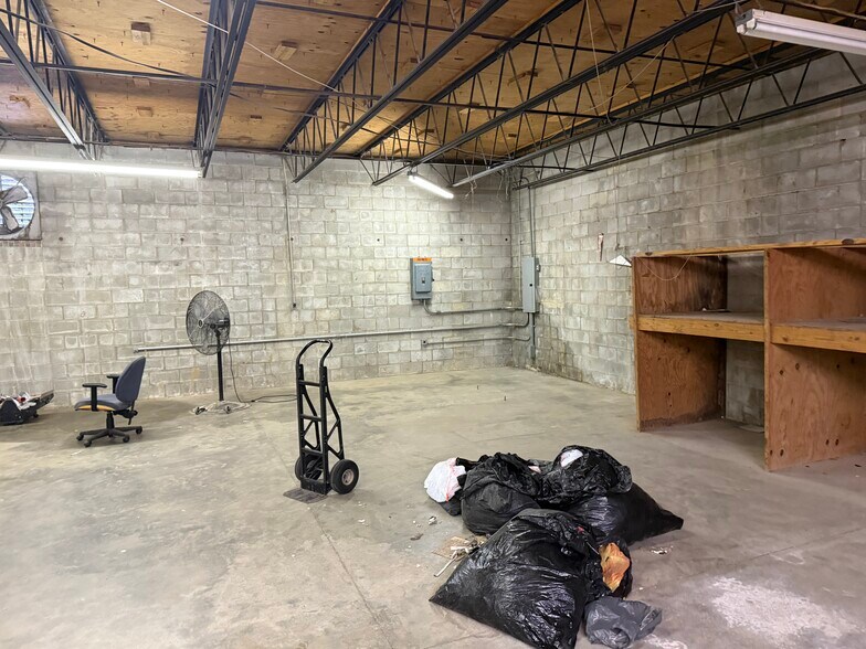 More Photos Of 647 Main St, Thomson Flex For Sale