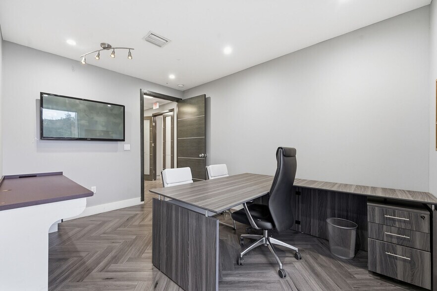 More Photos Of 520 NW 165th St, North Miami Beach Office For Sale