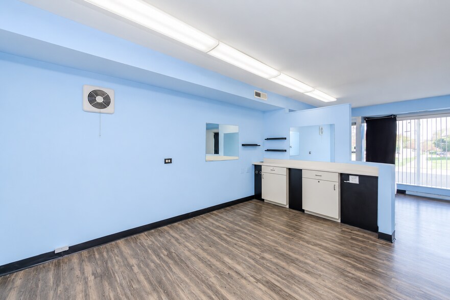 More Photos Of 2052 Western Ave, Waukegan Storefront For Lease