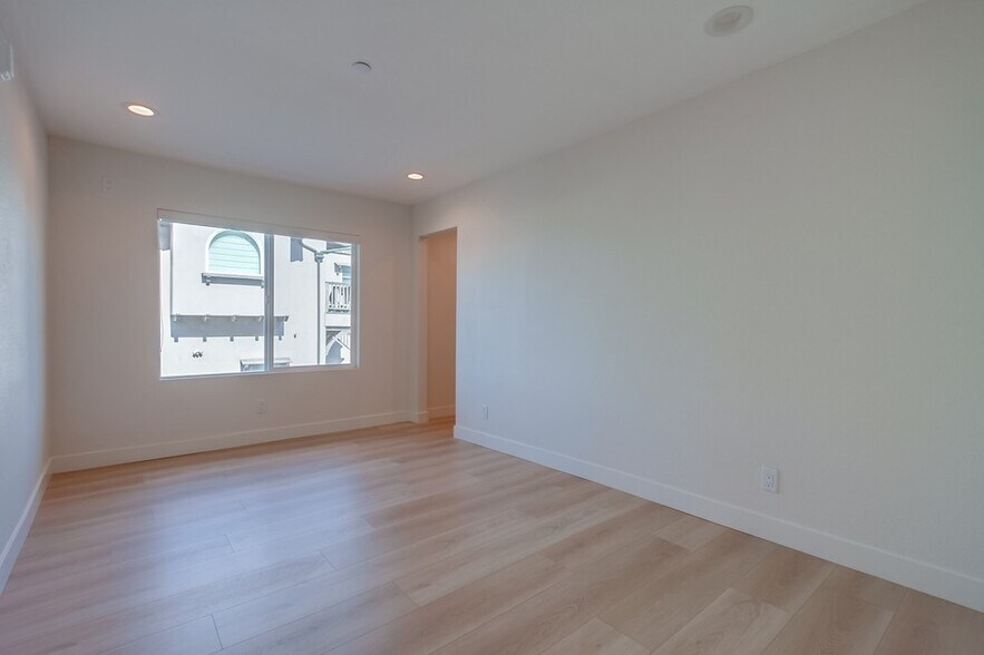 More Photos Of 3449 Ocean Front Walk, San Diego Apartments For Sale