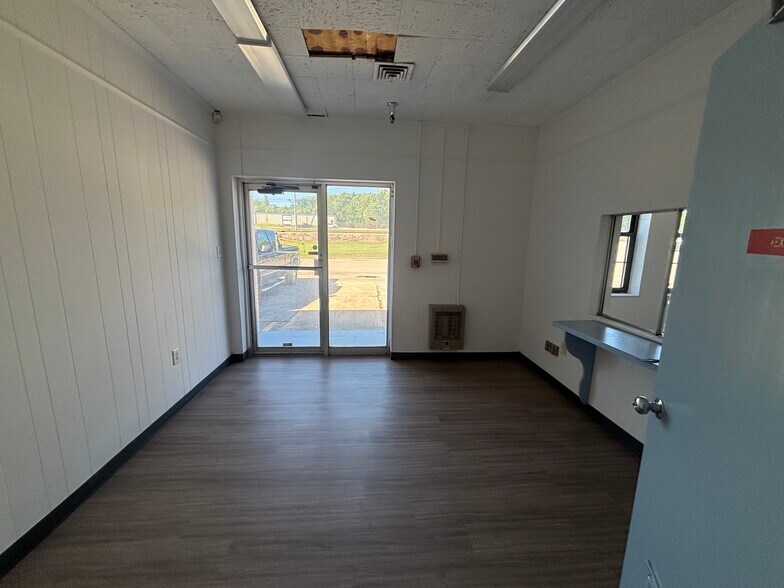 More Photos Of 1040 Higgs Rd, Lewisburg Warehouse For Lease