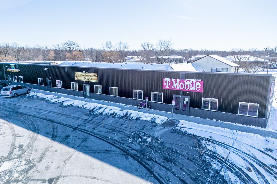 More Photos Of 1186 N Shawano St, New London General Retail For Lease