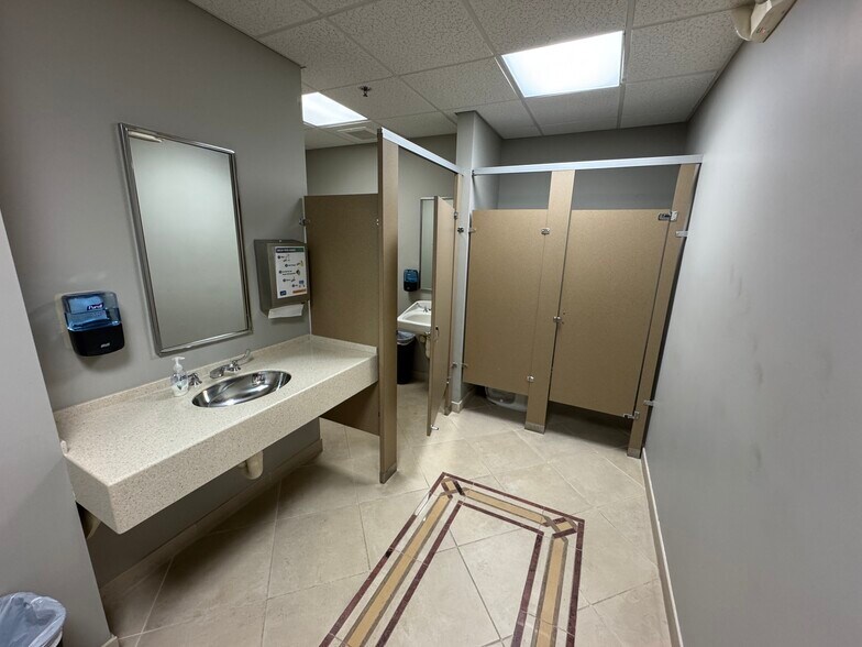 More Photos Of 1201 19th Pl, Vero Beach Office For Lease