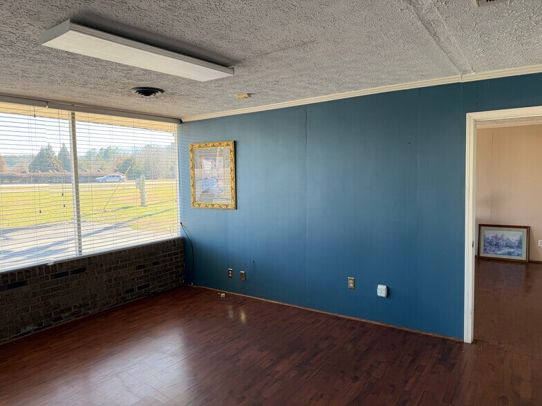More Photos Of 1913 US 41 Hwy SW, Calhoun Flex For Lease