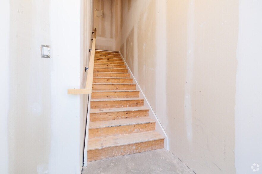 More Photos Of 585 Hanlon Creek Blvd, Guelph Showroom For Lease