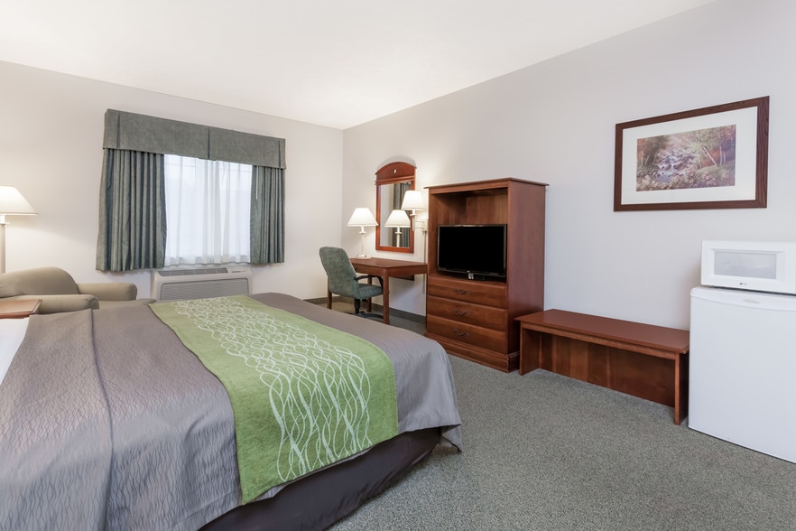 More Photos Of 7576 S Pere Marquette Hwy, Pentwater Hotel For Sale
