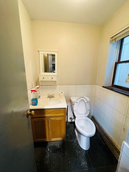 More Photos Of 110 Mineola Ave, Roslyn Heights Light Distribution For Sale