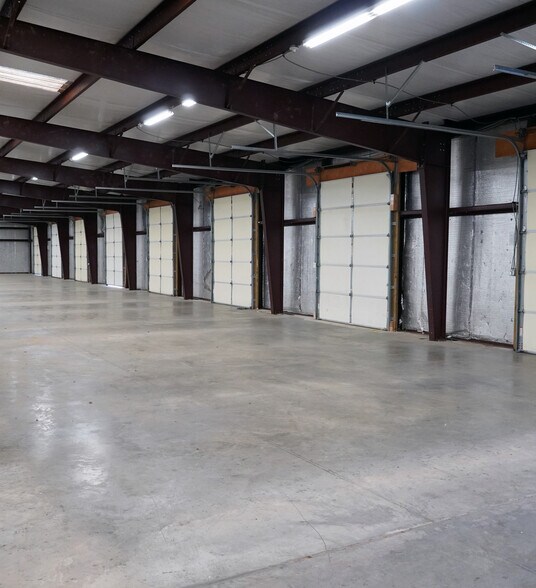 More Photos Of 150 Ayers Blvd, Belpre Light Distribution For Lease