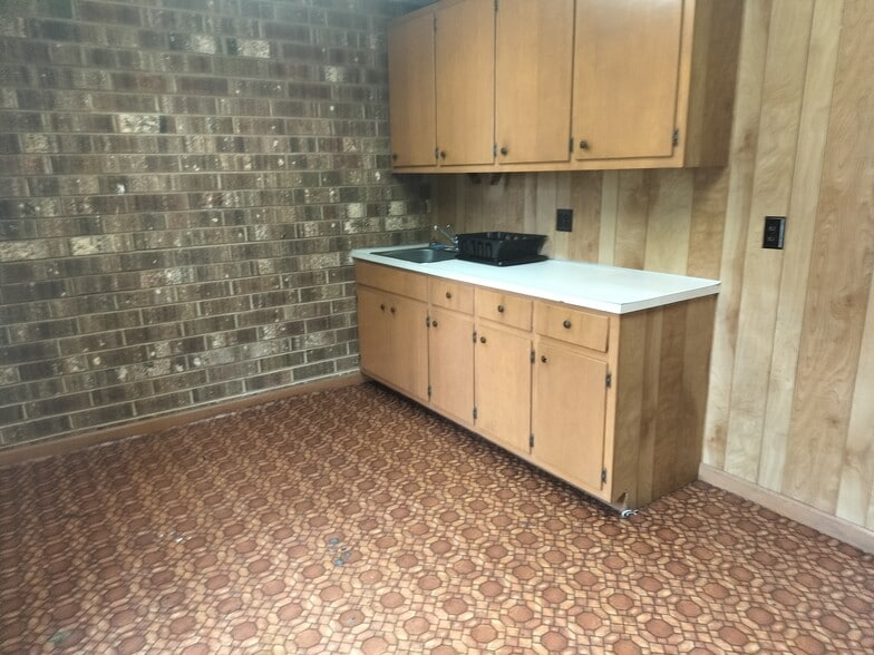 More Photos Of 1653 1st Ave SW, Hickory Warehouse For Lease