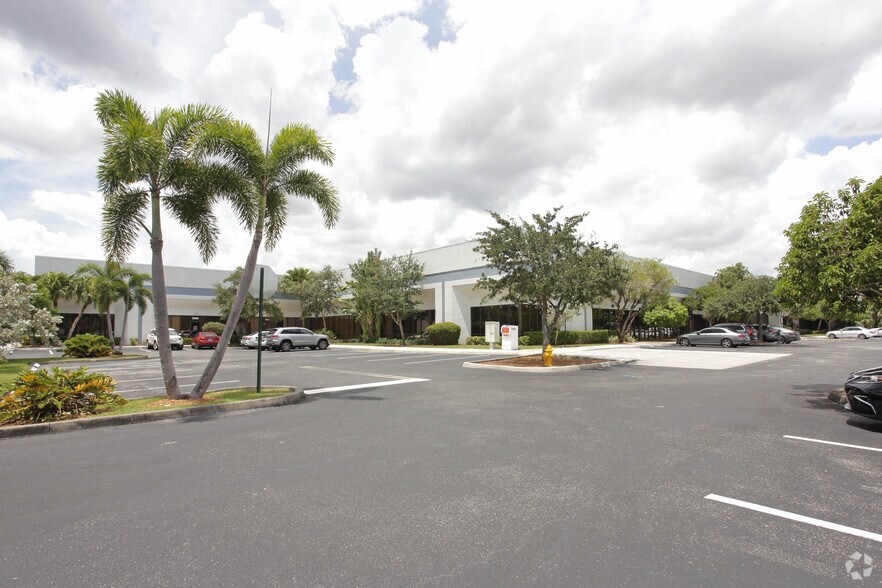More Photos Of 5001-5035 N Hiatus Rd, Sunrise Warehouse For Lease