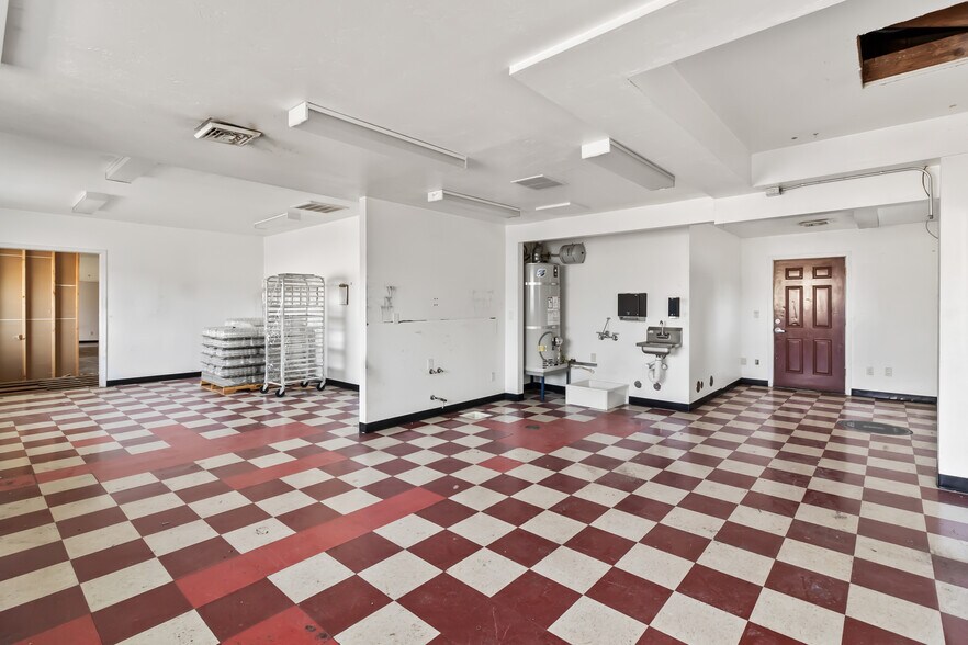 More Photos Of 3215 Meadow Ln, Eugene Manufacturing For Sale