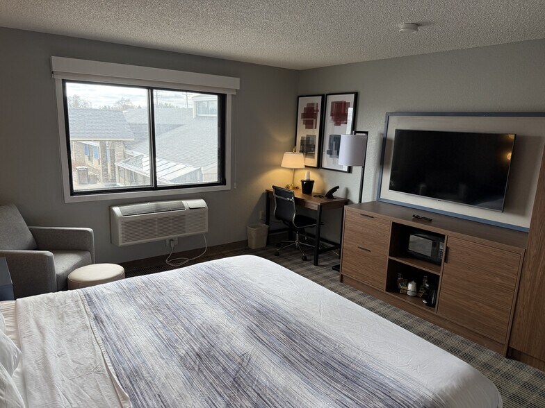 More Photos Of 11 E South Ave, Chippewa Falls Hotel For Sale