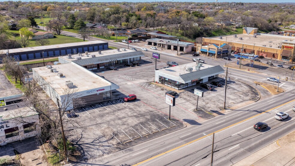 More Photos Of 1402-1418 S Main St, Weatherford Unknown For Lease