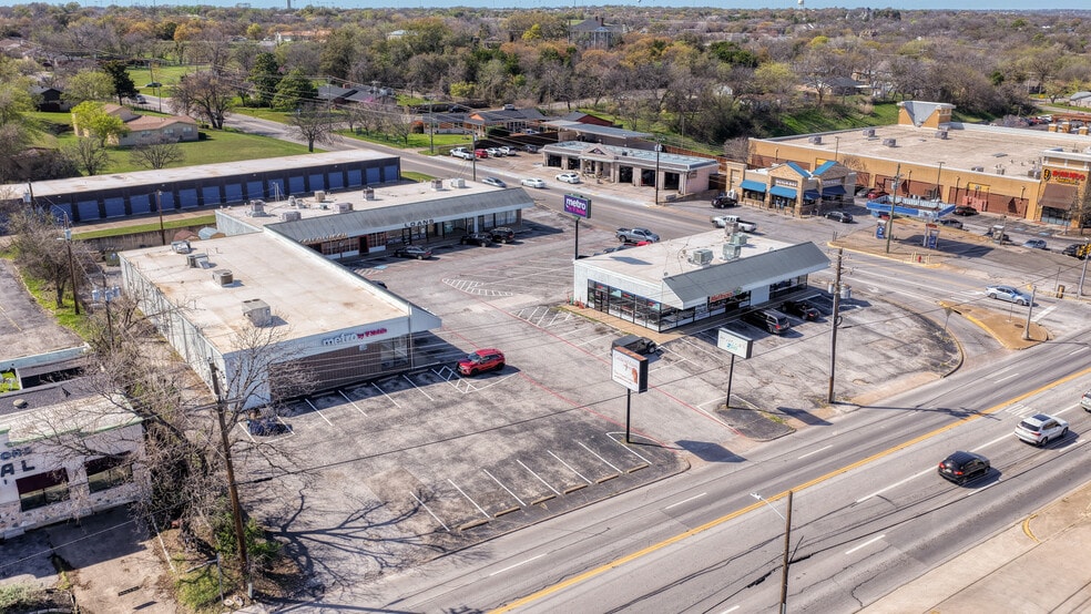 More Photos Of 1402-1418 S Main St, Weatherford Unknown For Lease