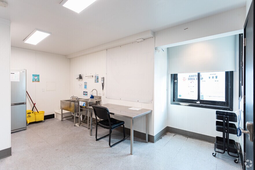 More Photos Of 495 W University Pky, Orem Storefront Retail Office For Lease