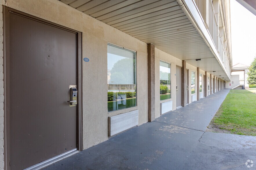 More Photos Of 3030 N Roberts Ave, Lumberton Hotel For Sale