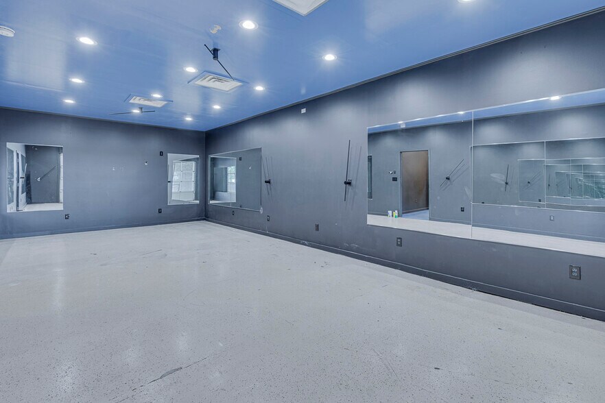 More Photos Of 211 N Pleasantburg Dr, Greenville Light Manufacturing For Sale