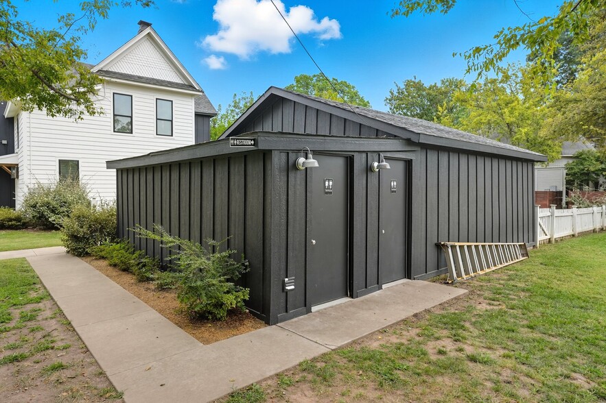 More Photos Of 924 S Main St, Broken Arrow Showroom For Sale