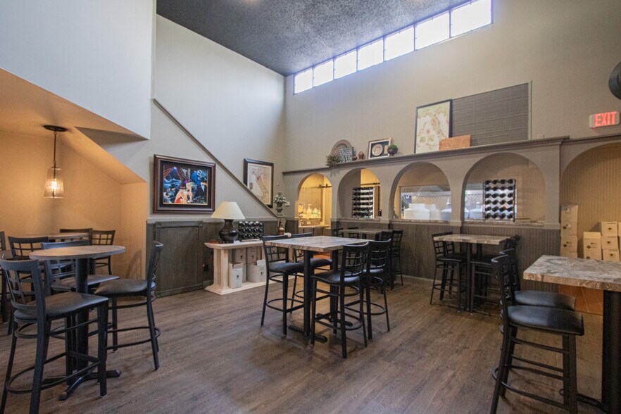 More Photos Of 104 Macomb Pl, Mount Clemens Restaurant For Sale