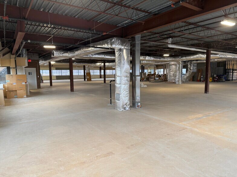 More Photos Of 19701 Vernier Rd, Harper Woods Office For Lease