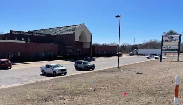 More Photos Of 1330 Commercial St, Warsaw Office For Sale