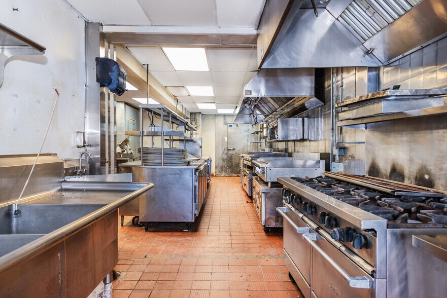 More Photos Of 2020 Greenwood Lake Tpke, Hewitt Restaurant For Lease
