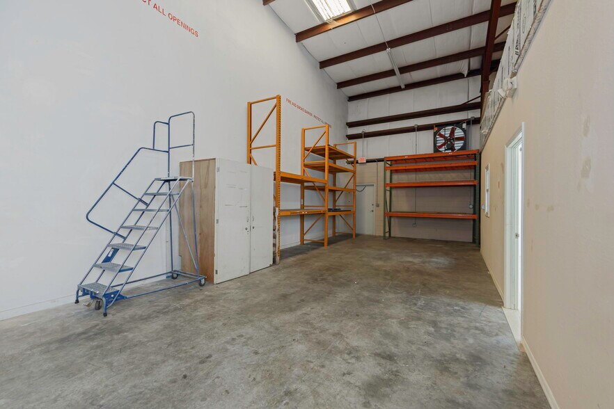 More Photos Of 565 Frederica Ln, Dunedin Warehouse For Lease