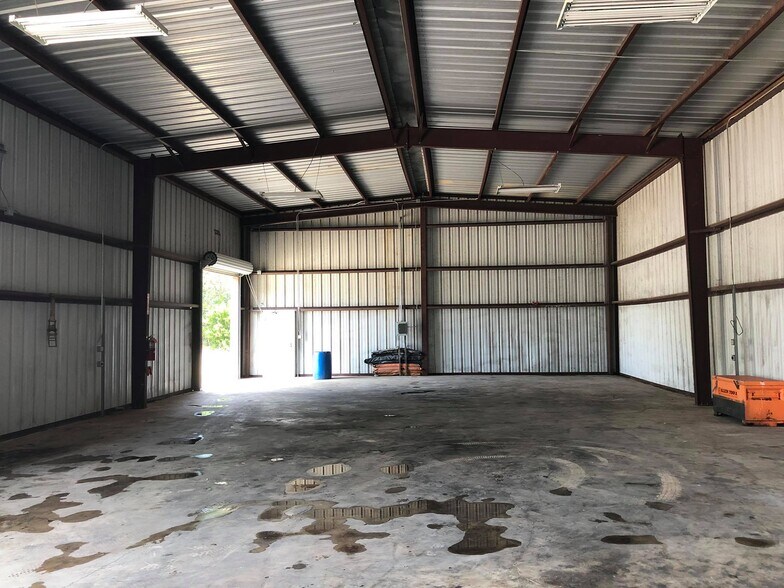 More Photos Of 12440 US Hwy 181 S, San Antonio Flex For Sale