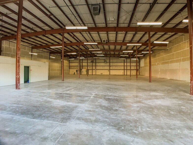 More Photos Of 300-400 W 53rd Pl, Denver Showroom For Lease